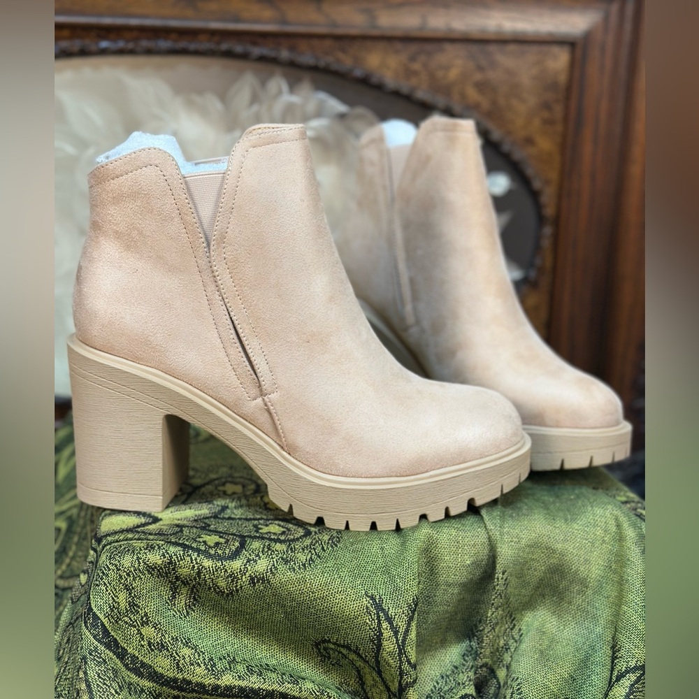 ZBY Women's Cream Suede Chunky Heel Ankle Boots (8.5)‼️NIB‼️